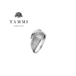 S1368 yhdessä TOGETHER sormus m tammi jewellery tammen koru design marjut kemppi suomessa käsityönä valmistettu koru tammen koru turku finnish design shop jewelry